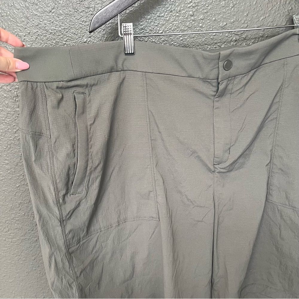 athleta trekkie bermuda 2.0 26 Mountian Olive - Picture 4 of 13